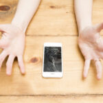 「スマホの画面が割れてしまった・・」そんな時はどうするべき?