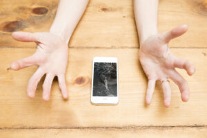「スマホの画面が割れてしまった・・」そんな時はどうするべき？