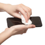 満員電車、移動中にiPhoneを使う人にG-PACK