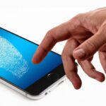 スマホの指紋汚れはなぜ付くの?対策やお手入れ方法・NGな対処法とは