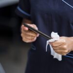 スマホの指紋や汚れを拭き取ってもキレイに取れない!原因や手入れの方法を紹介