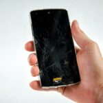 スマホのガラスコーティングが割れたらどうする?対処法や原因とは