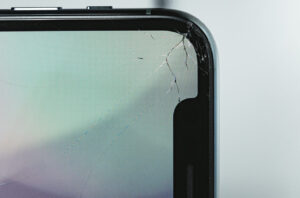 ナイフでも傷つかない！？スマホコーティングの強度とは