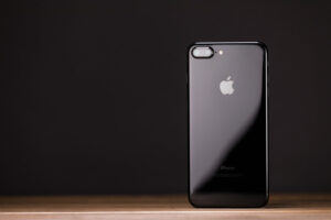 スマホの保護フィルムに気泡やホコリが入ったら？対処法を解説