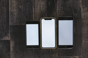 スマホのブルーライトカットフィルムって効果ある？メリットを解説