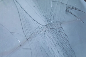 スマホの保護フィルムが割れた時の対処法！おすすめの保護方法も紹介