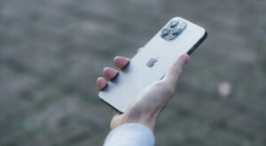 スマホはケースなしで使う？ケースなしのメリット・デメリットを解説