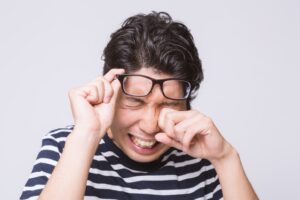 スマホによる疲れ目の原因3選！それぞれの対策方法も詳しく解説