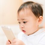 スマホのブルーライトは子供や赤ちゃんに悪影響？対策を3つ解説