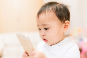 スマホのブルーライトは子供や赤ちゃんに悪影響？対策を3つ解説