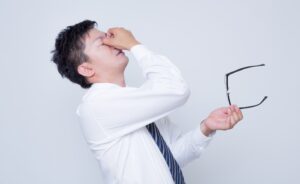 スマホのブルーライトカット方法5選！目や肌を守りたい方必見