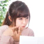 スマホのブルーライトが肌荒れの原因!?その真偽と対策方法を解説