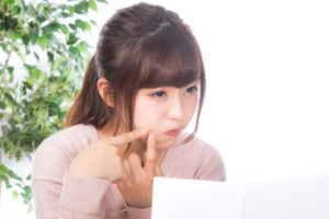 スマホのブルーライトが肌荒れの原因！？その真偽と対策方法を解説