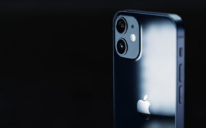 スマホのブルーライトは人体に悪影響！？3つの影響と対策を解説