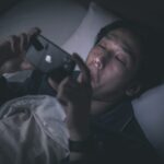スマホのブルーライトで眠れない…寝付けない方向けの対策3選を紹介