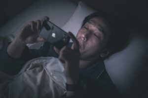 スマホのブルーライトで眠れない…寝付けない方向けの対策3選を紹介
