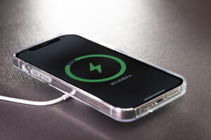 スマホを充電しながら除菌！？殺菌機能付き充電器のメリットを解説