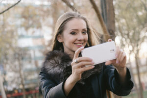 海外はスマホケースを使わないって本当？調査結果をもとに真相を解説