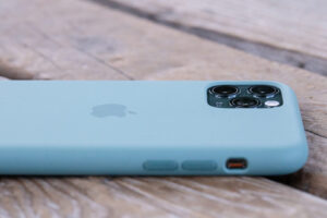 シリコン製スマホケースがベタベタする原因と3つの対処法を徹底解説