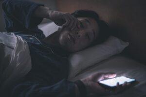 ブルーライトで太る「スマホ太り」とは？原因と対策方法を解説