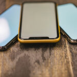 スマホ保護にサランラップが使えるって本当?噂の真偽と注意点を解説