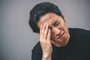 スマホのブルーライトが原因で病気に！？症状と対策を解説