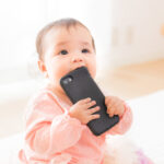 スマホが子供の目に与える悪影響は?お子様を守るための対処法も解説