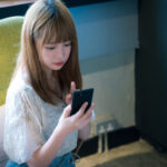スマホケースをつけない女性はおかしくない!世間の声とともに解説