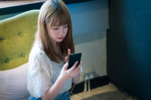 スマホケースをつけない女性はおかしくない！世間の声とともに解説