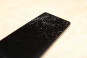 スマホ画面が割れたまま使用していると危険？対処法も詳しく解説