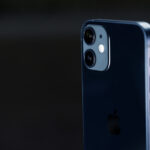 ついついやってしまう「寝る前スマホ」の悪影響とは?対策方法も紹介
