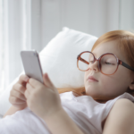 スマホで視力低下する子供が増えている!?親が知っておきたい対策