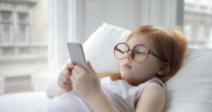 スマホで視力低下する子供が増えている！？親が知っておきたい対策