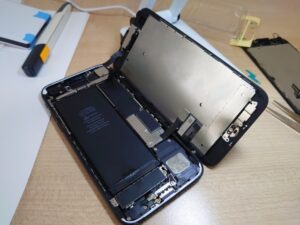 スマホ修理はどこでする？4つの選択肢と修理後にするべきことを解説