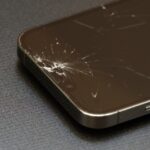 スマホが割れたらどうする?3つの対処法と割れないための対策を紹介