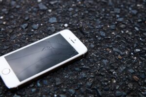 【スマホの応急処置】ひび割れは直せる？割れたらすぐにしたい対処法