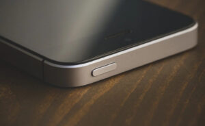 スマホの電源・音量ボタンが故障する原因は？対処法と対策も解説