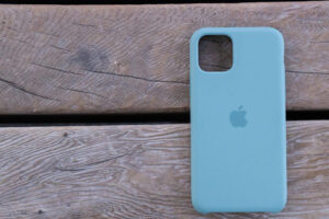 スマホケースの重量が気になる！重さによるデメリットと対処法を解説