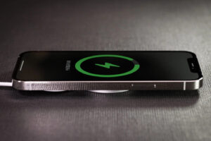 ワイヤレス充電できないのはスマホケースのせい？原因と対処法を解説