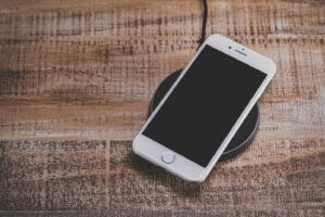 スマホフィルムが端から剥がれる！原因と対処法を徹底解説