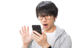 スマホの目に優しい設定は？ブルーライトの影響を抑える方法を解説