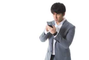 【スマホ老眼】スマホによる視力低下の原因は？回復方法も解説